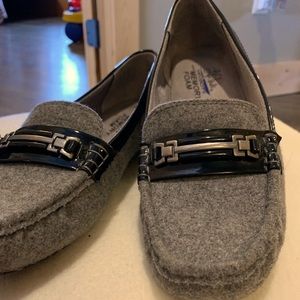 Life Stride grey loafers w black patent detailing